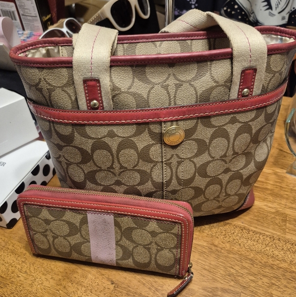 EUC Coach Bag / Wallet - Picture 5 of 16